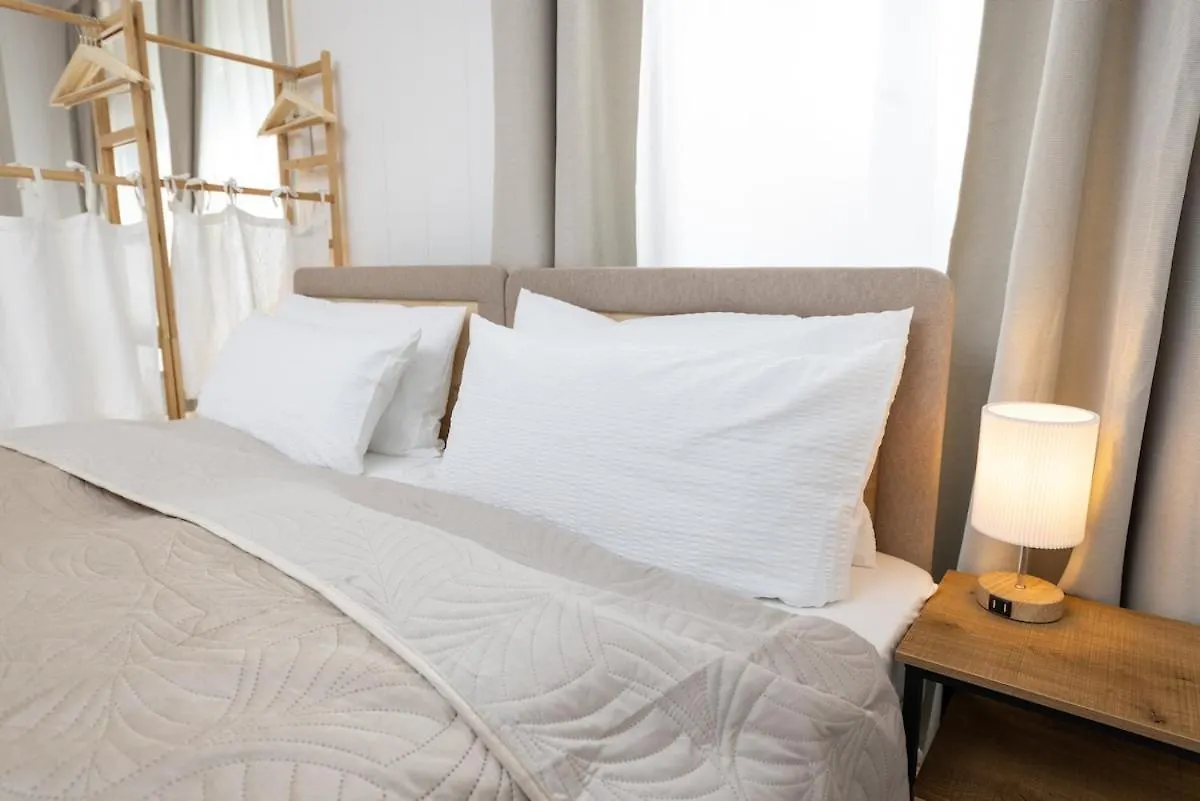 Japandi Apartment With Washer, Kitchen & Netflix Near Schoenhauser Allee  Berlin