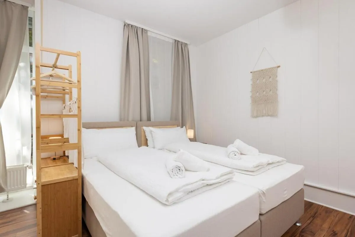 Japandi Apartment With Washer, Kitchen & Netflix Near Schoenhauser Allee Almanya