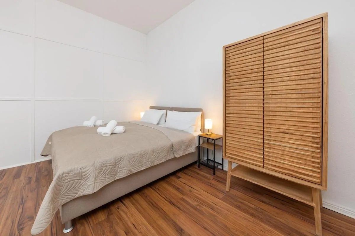 Japandi Apartment With Washer, Kitchen & Netflix Near Schoenhauser Allee