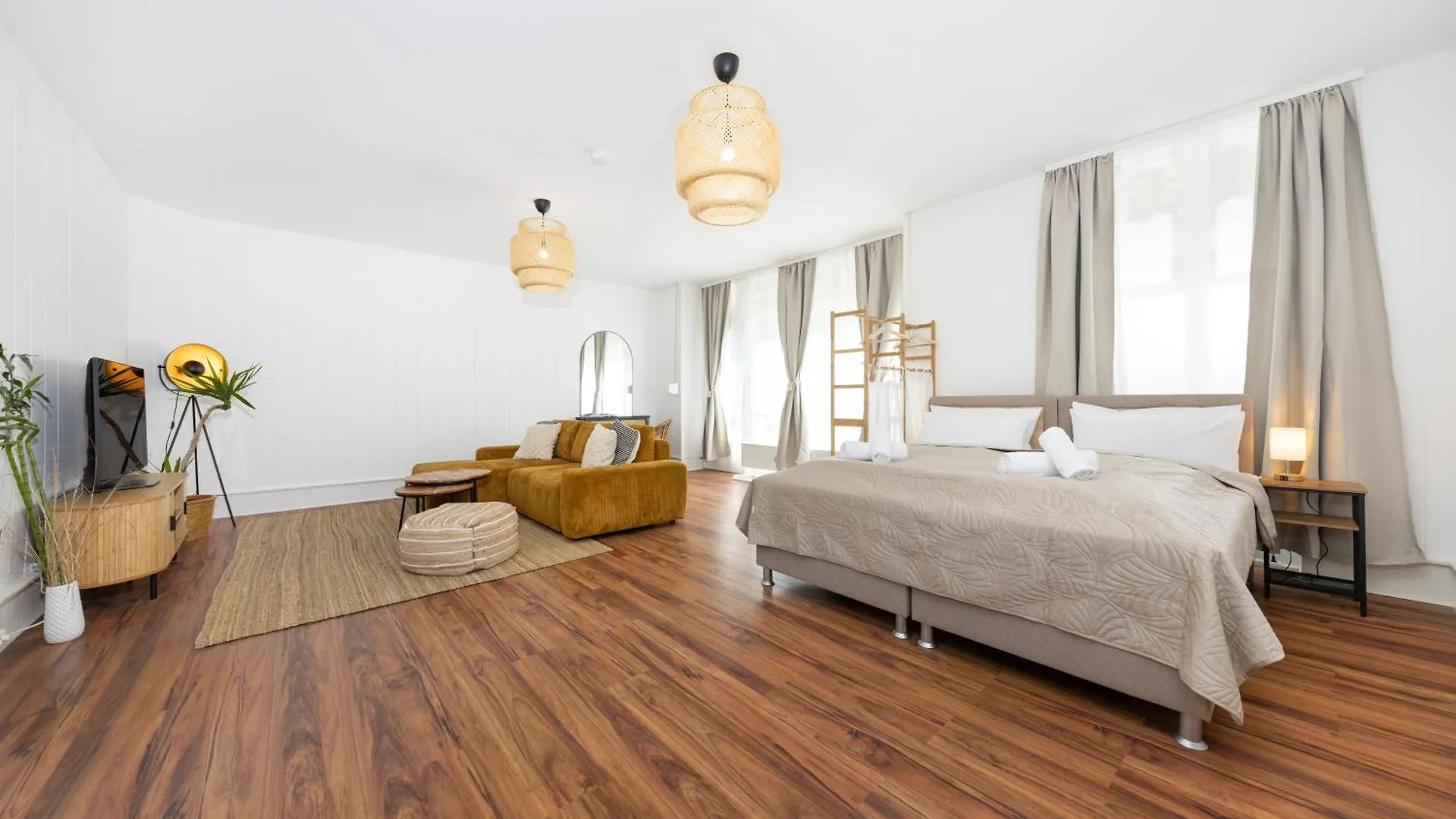 Japandi Apartment With Washer, Kitchen & Netflix Near Schoenhauser Allee 0*, Berlin Almanya